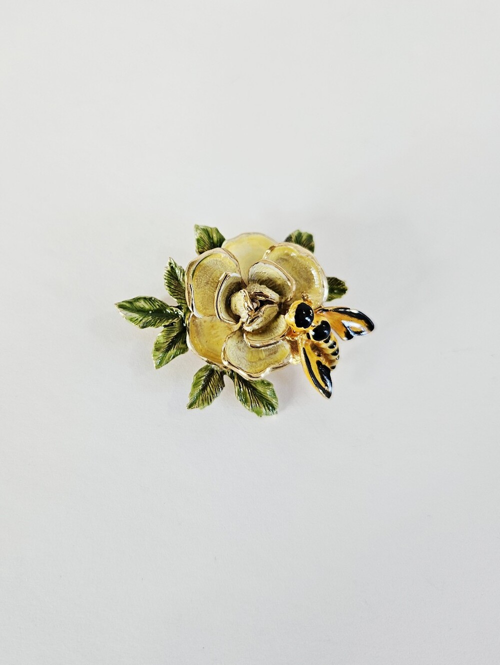 Jerry DeNicola Vintage Signed Enamel Gold Tone Floral Flower & Bee Brooch Pin